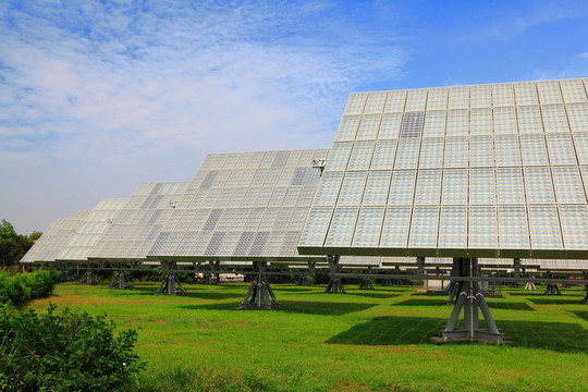 帶綠草的太陽能電池板