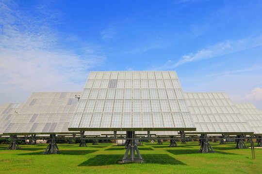 帶綠草的太陽能電池板