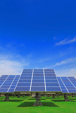 帶綠草的太陽能電池板
