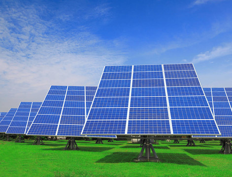 帶綠草的太陽能電池板