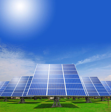 帶綠草的太陽能電池板