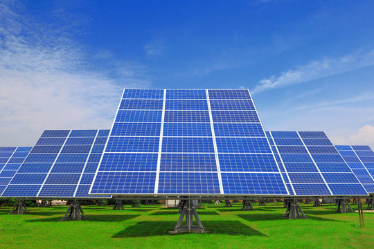 帶綠草的太陽(yáng)能電池板