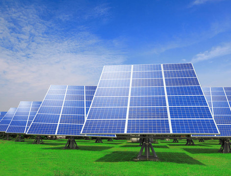 帶綠草的太陽能電池板