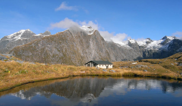 山；小屋；湖景