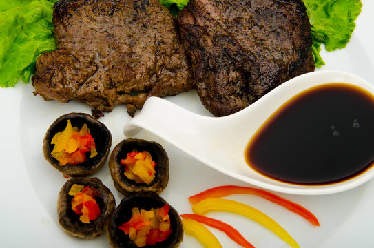在盤子里的牛排