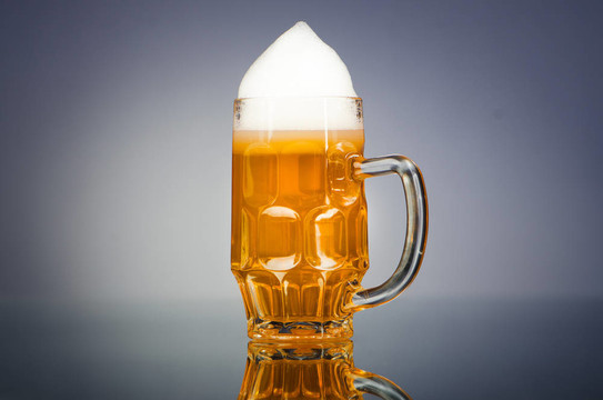 桌上的啤酒杯