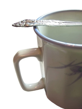 咖啡杯與茶匙過孤立