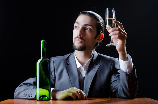 在玻璃上品嘗葡萄酒的人