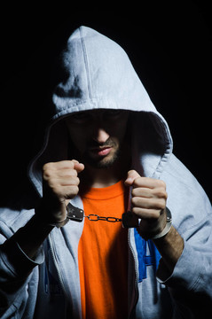 年輕犯人戴著手銬