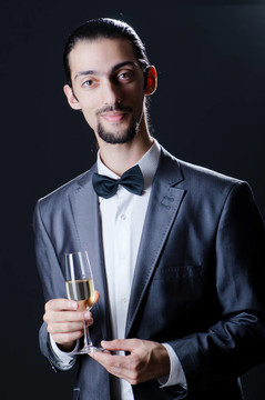 在玻璃上品嘗葡萄酒的人