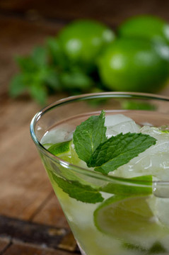 mojito雞尾酒背景中的石灰
