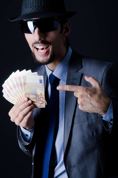 人與counterfeir錢