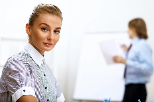 辦公室里的一位女商人的肖像