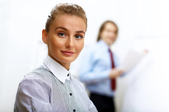 辦公室里的一位女商人的肖像