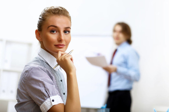 辦公室里的一位女商人的肖像
