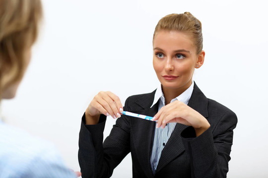 辦公室里的一位女商人的肖像