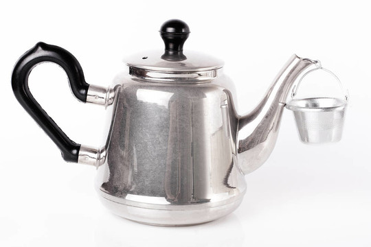 白色背景上的茶金屬罐