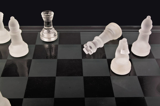 黑色背景下的國(guó)際象棋