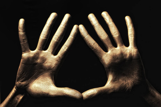 黑色背景上的金色油漆