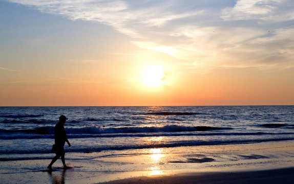 海灘夕陽的剪影