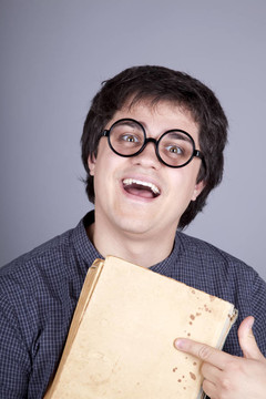 帶書和眼鏡的男人的肖像。