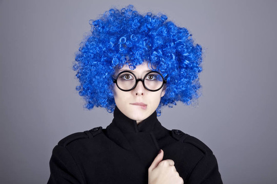 滑稽時(shí)尚的藍(lán)頭發(fā)女孩戴著眼鏡和黑色外套。