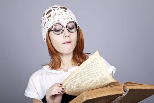 有趣的紅頭發(fā)的女孩與老書(shū)。