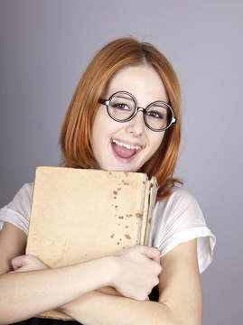 微笑的紅頭發(fā)的女孩與老書(shū)。