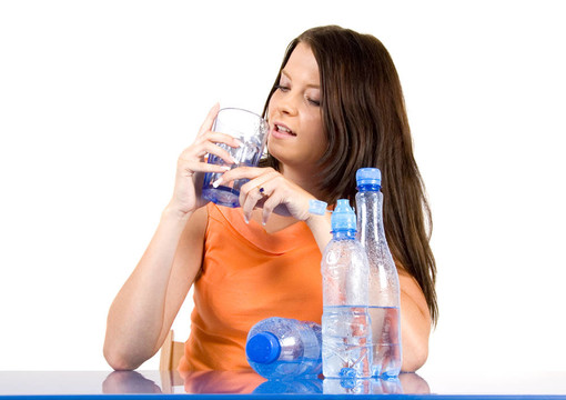 女子的飲用水