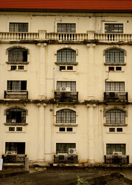 一個(gè)老建筑的窗戶