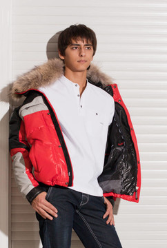 年輕人展示服裝