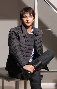 年輕人展示服裝