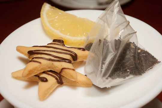 茶葉袋；檸檬；餅干；杯勺