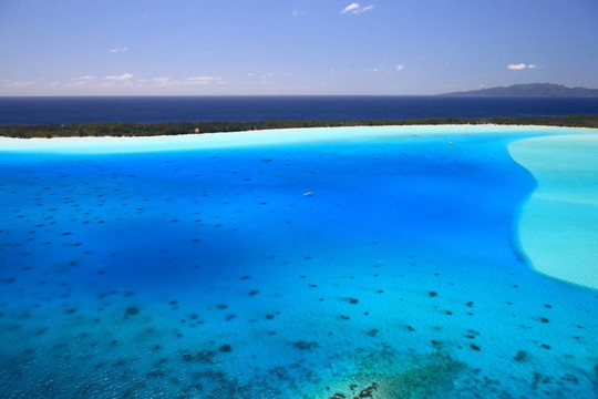波拉波拉島湖；法屬波利尼西亞從上面。夢幻般的色彩。肽在背景