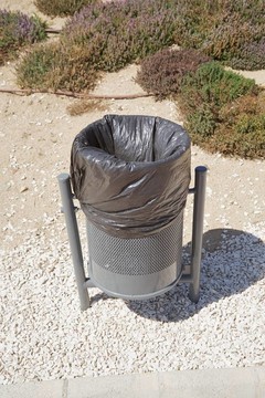 黑色城市廢紙簍