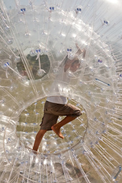孩子在Zorbing Ball有很多好玩的