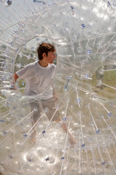 孩子在Zorbing Ball有很多好玩的