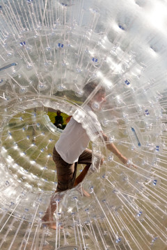 孩子在Zorbing Ball有很多好玩的