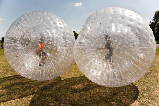 孩子在Zorbing Ball有很多好玩的