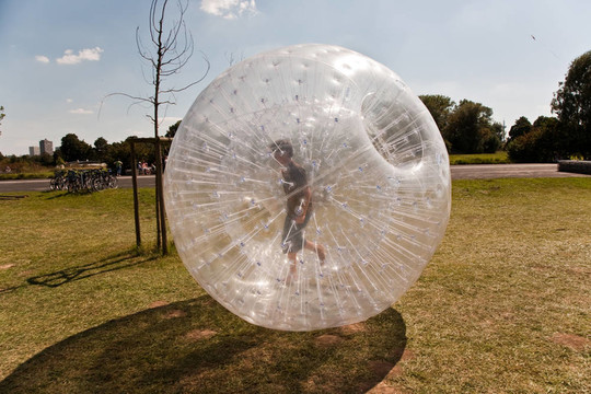 孩子在Zorbing Ball有很多好玩的