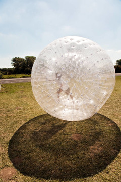 孩子在Zorbing Ball有很多好玩的