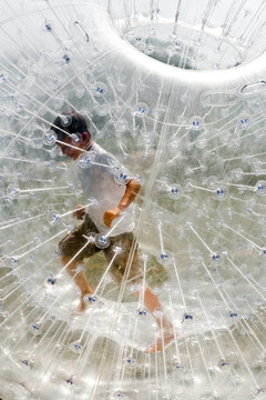 孩子在Zorbing Ball有很多好玩的