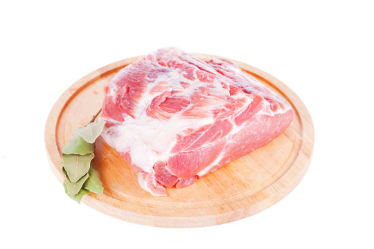 白色背景上的生肉