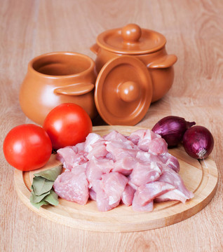 切肉和蔬菜；準(zhǔn)備在鍋里壓制。