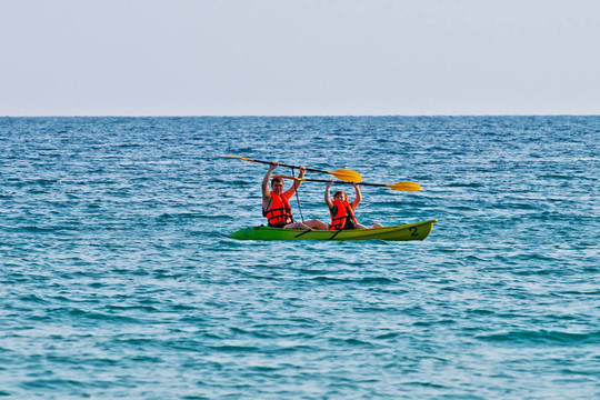 父親和兒子都padelling在海上獨(dú)木舟