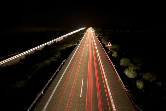 夜晚的高速公路