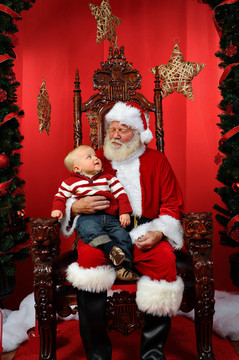 男嬰抬頭看Santa