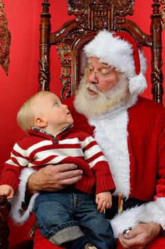 嬰兒抬頭看Santa