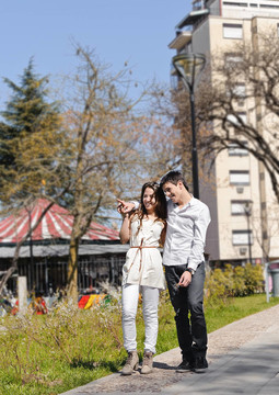 一對可愛的情侶在公園里玩