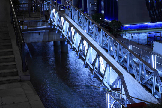 藍(lán)色的燈光渡橋